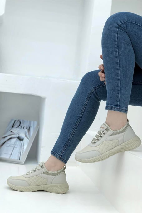 7060 LASTİK BAĞLI KADIN SNEAKER SPOR AYAKKABI - BEJ