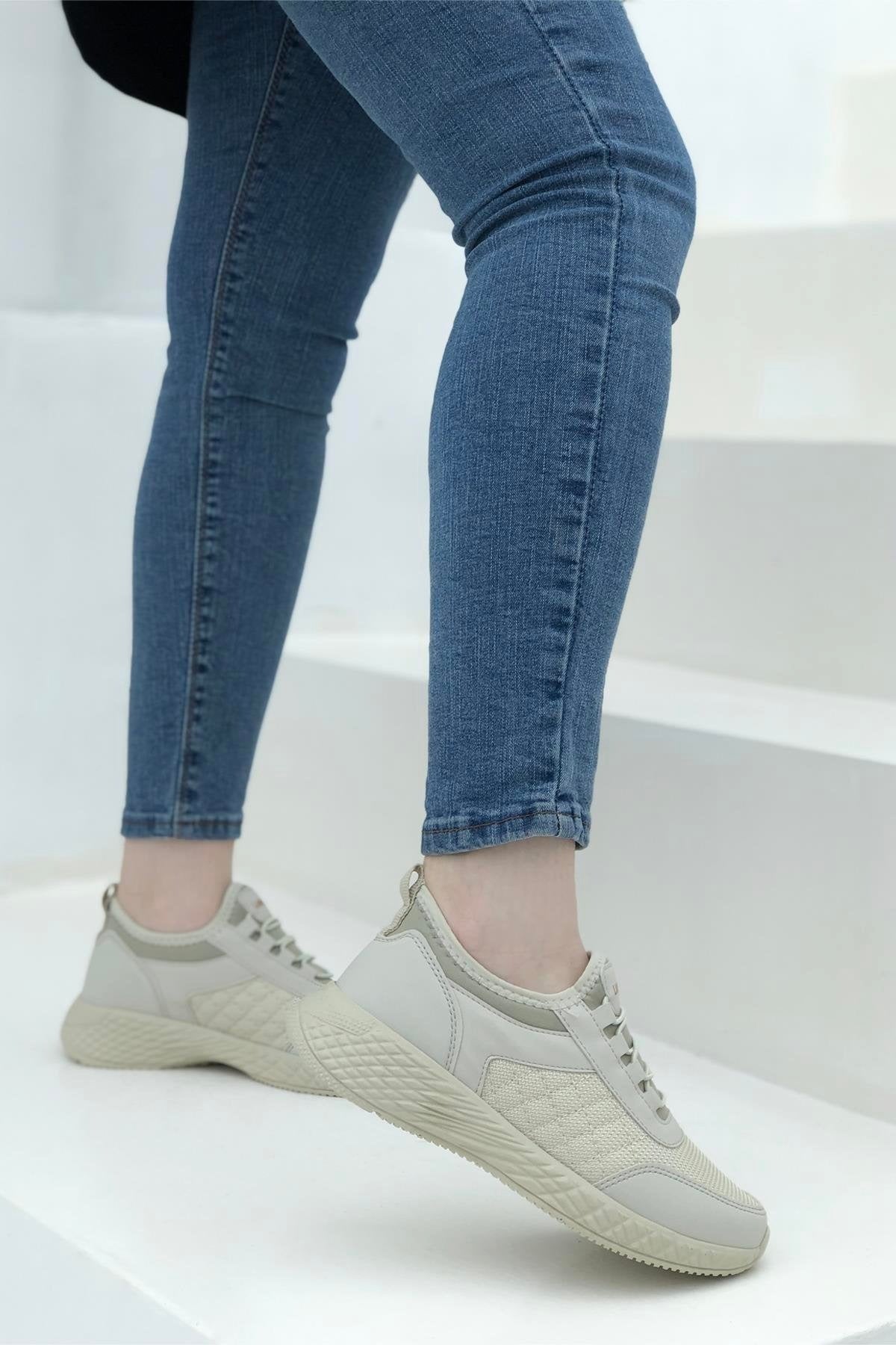 7060 LASTİK BAĞLI KADIN SNEAKER SPOR AYAKKABI - BEJ