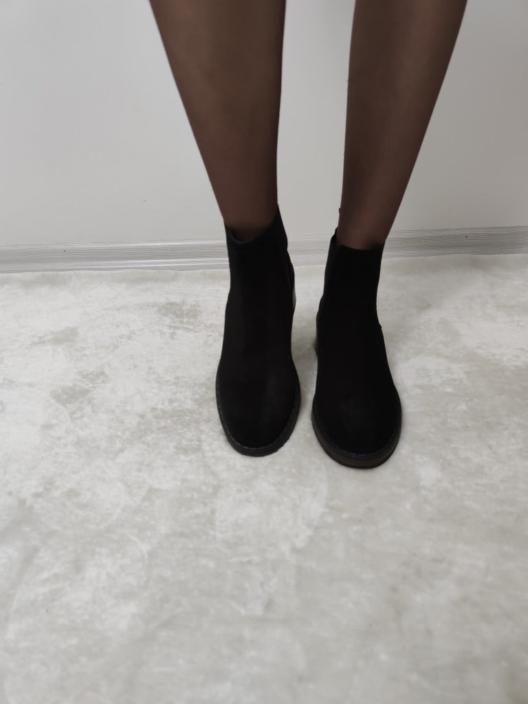 HELENSİ GERÇEK NUBUK DERİ YANLARI LASTİKLİ KADIN KISA BOT(ENZ B 16) - SİYAH